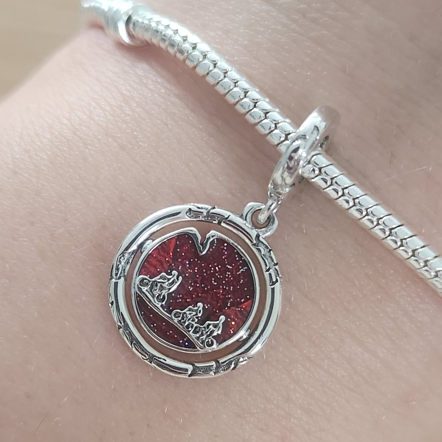 Ajoutez une touche mystérieuse et fascinante à votre collection avec ce charm Monde à l’Envers inspiré de Stranger Things. Confectionné en métal noirci avec des détails raffinés, ce charm représente une scène emblématique du monde alternatif, évoquant l’obscurité et l’aventure de cette dimension parallèle. Les motifs de l'Upside Down, associés à une ambiance sombre et intrigante, en font un bijou parfait pour les fans qui veulent afficher leur passion pour l'univers fantastique des années 80. Compatible ave