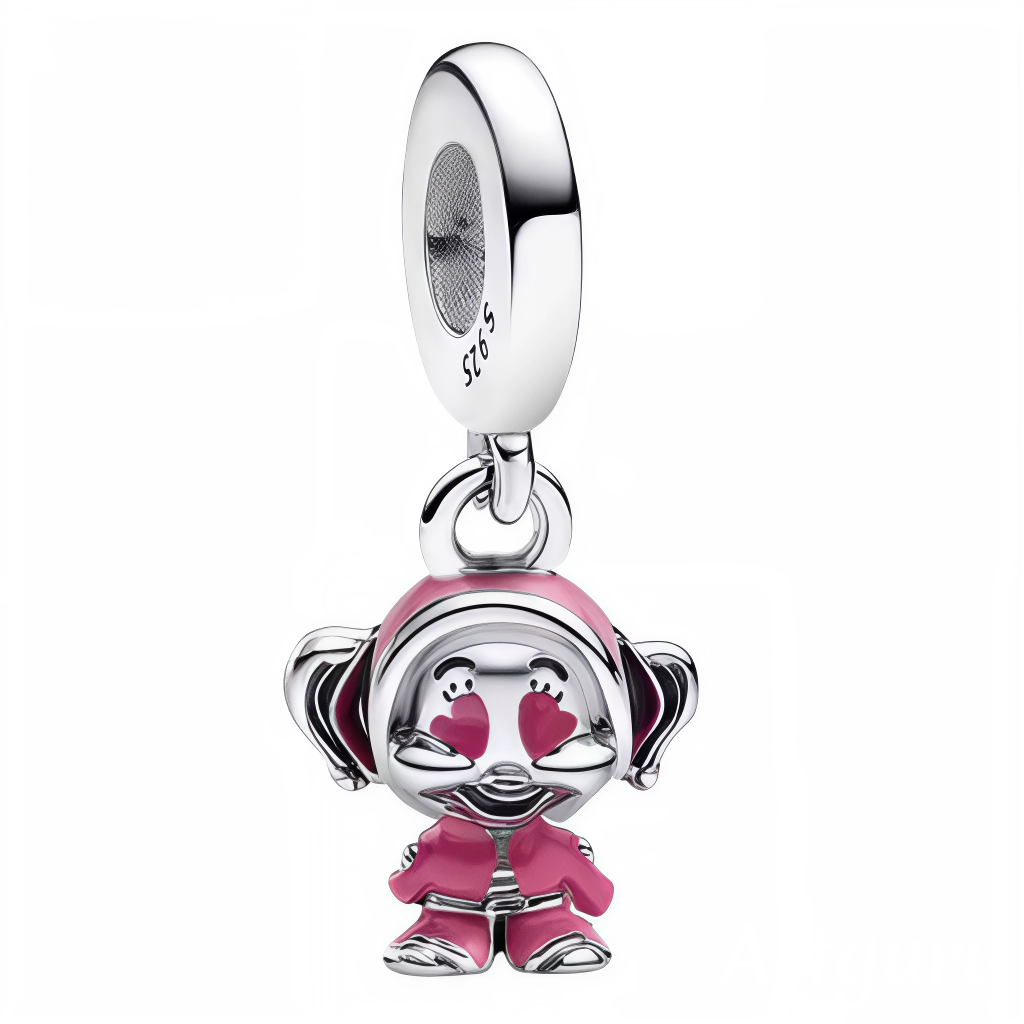 Ajoutez une touche de fantaisie et de douceur à votre collection avec ce charm pendentif représentant un nain de Blanche-Neige en teintes roses délicates. Ce charm unique se distingue par ses yeux remplacés par des petits cœurs, symbolisant l’amour et la joie. Réalisé en Argent 925 (S925), il apporte charme et originalité à vos bracelets ou colliers.