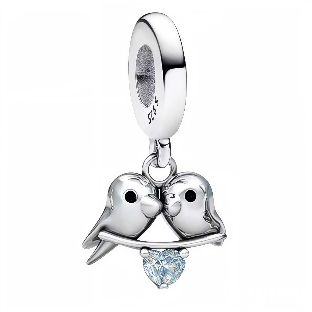 Ajoutez une touche de tendresse et de poésie à votre collection avec ce charm pendentif en argent 925 représentant deux petits oiseaux se blottissant l’un contre l’autre sur une branche délicate. Symbole d’amour, de complicité et de douceur, ce bijou raffiné est sublimé par un petit cœur brillant incrusté dans la branche. Un accessoire romantique et élégant, idéal pour célébrer les liens précieux.