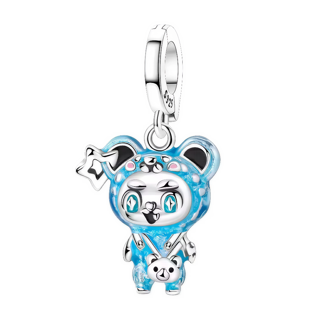 Craquez pour la douceur et la magie de ce charm irrésistible représentant un adorable petit ours vêtu d’une combinaison bleue étoilée ! Son regard pétillant, ses oreilles arrondies et ses détails fins évoquent la tendresse et l’imaginaire des contes de fées.