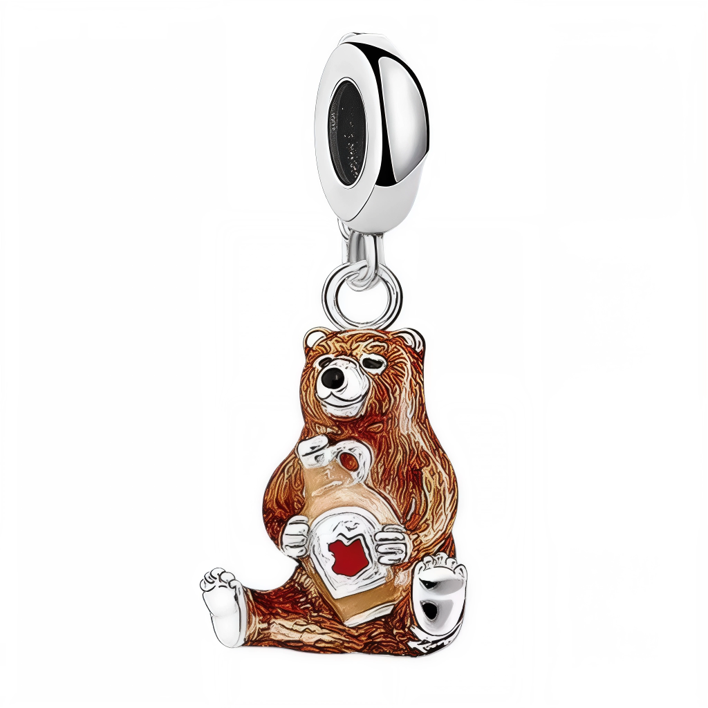 Ce charm attendrissant met en scène un ours assis, tenant contre lui une bouteille de sirop d’érable ornée d’une grande feuille rouge. Les détails en émail marron, blanc et rouge mettent en valeur la gourmandise et l’emblème iconique du Canada. Ce bijou est idéal comme clin d’œil aux traditions canadiennes, à l’amour des forêts et aux plaisirs sucrés. Parfait pour compléter un bracelet à thème voyage, nature ou pour offrir un souvenir inoubliable d’Amérique du Nord.
Caractéristiques
Matière : Argent 925, é