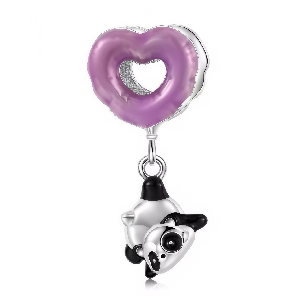 Laissez-vous séduire par ce charm mignon qui met en scène un panda espiègle accroché à un donut en forme de cœur rose ! Avec son look tendre et ses couleurs délicates, ce bijou original saura apporter une touche de douceur et de bonne humeur à vos bracelets. Réalisé en argent 925 et émaillé de nuances rose pastel et noir profond, il marie parfaitement style, originalité et tendresse dans toutes vos créations de bijoux.