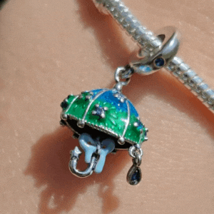 Apportez une touche de légèreté et d’élégance à votre bracelet avec ce charm en argent 925 représentant un parapluie bleu et vert. Symbole de protection, de voyage et de jours de pluie enchanteurs, ce bijou délicatement coloré évoque la poésie des averses et le charme des promenades sous la pluie.
Son design raffiné, combinant des nuances de bleu et de vert éclatantes, apportera une note originale et pleine de fraîcheur à votre collection.