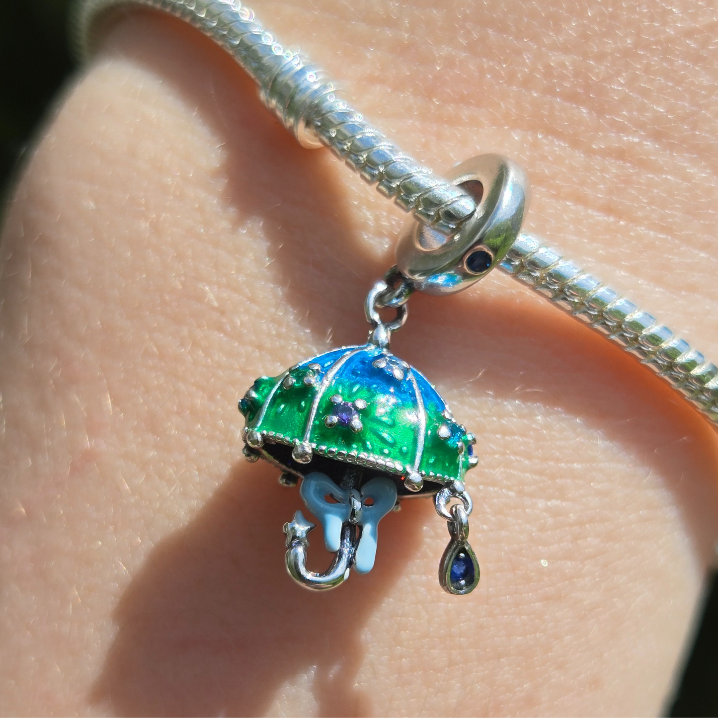 Apportez une touche de légèreté et d’élégance à votre bracelet avec ce charm en argent 925 représentant un parapluie bleu et vert. Symbole de protection, de voyage et de jours de pluie enchanteurs, ce bijou délicatement coloré évoque la poésie des averses et le charme des promenades sous la pluie.
Son design raffiné, combinant des nuances de bleu et de vert éclatantes, apportera une note originale et pleine de fraîcheur à votre collection.