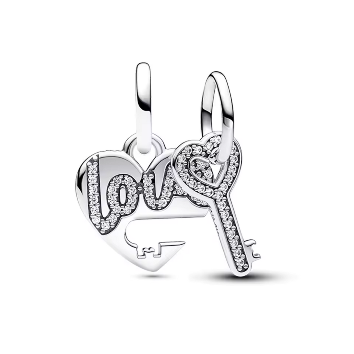 Célébrez une relation unique avec le charm Love and Key à Partager, en argent 925. Composé d’un cœur et d’une clé, ce bijou se divise en deux parties pour symboliser l’amour et la confiance.