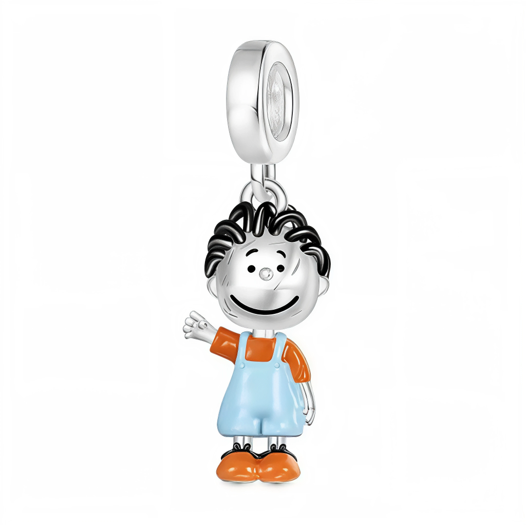 Fidèle à lui-même, Pig-Pen débarque dans votre collection de charms avec son look iconique : salopette bleue, t-shirt orange, et ce petit nuage de poussière invisible… mais toujours plein de charme ! Ce pendentif en argent 925 rend hommage à ce personnage maladroit mais attachant de Peanuts. Une pièce originale pour les collectionneurs qui aiment la différence !
