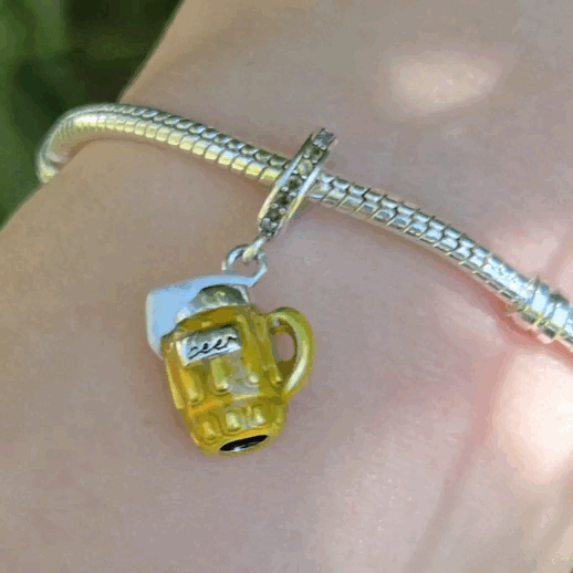 Ajoutez une touche festive et amusante à votre bracelet avec ce charm en argent 925 représentant une pinte de bière parfaitement mousseuse. Symbole de convivialité, de partage et de bons moments entre amis, ce bijou est idéal pour ceux qui aiment célébrer la vie avec joie et légèreté.
Son design raffiné, sublimé par des détails minutieux et une touche d’émail doré pour représenter la bière pétillante, apportera une note originale et chaleureuse à votre collection.