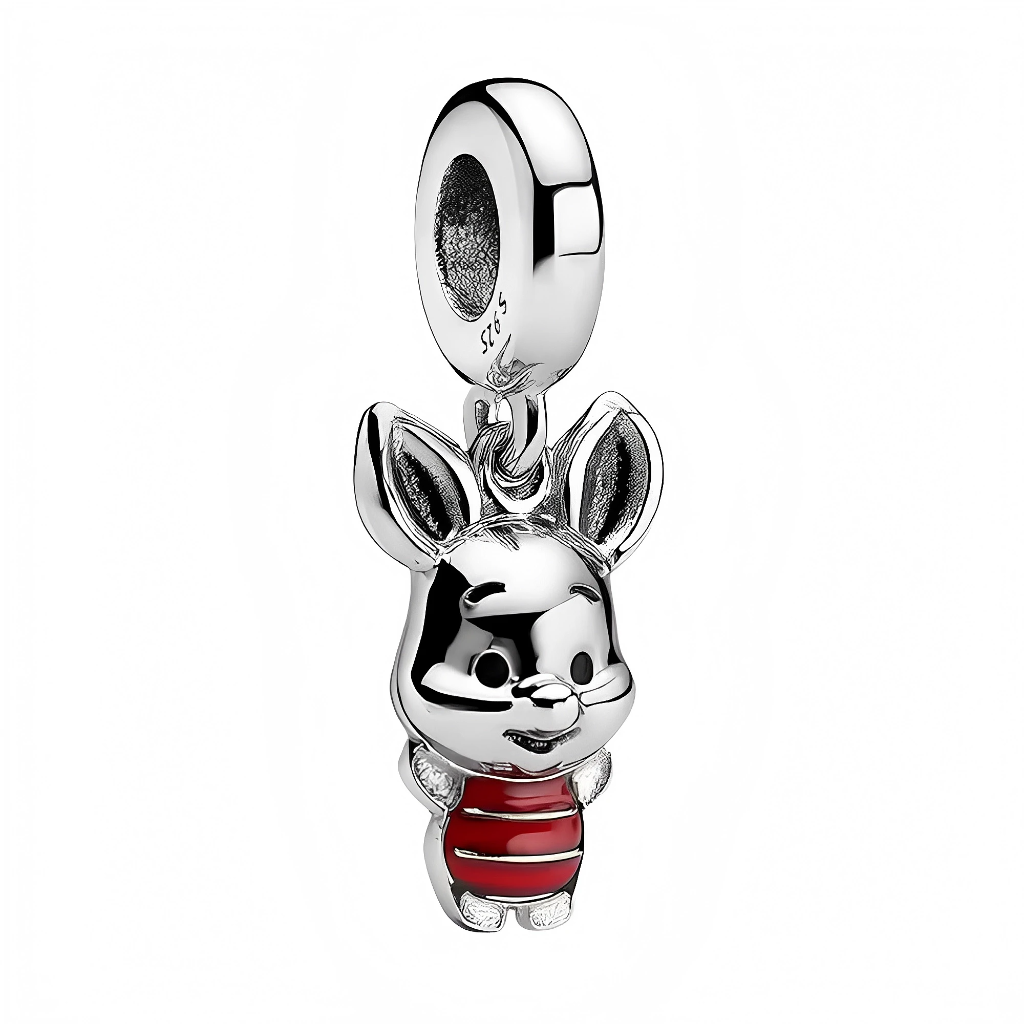 Apportez une touche de tendresse à votre collection de bijoux avec ce charm pendentif en argent 925 représentant Porcinet, le fidèle ami de Winnie l’Ourson. Tout en douceur, ce bijou met en scène Porcinet debout, vêtu d’un adorable habit rouge émaillé, symbole de chaleur et d’innocence. Un accessoire délicat, parfait pour les amateurs de l’univers Disney et des pièces pleines d’émotion.