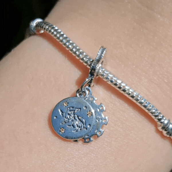 Montrez votre fierté pour la maison Poufsouffle avec ce charmant pendentif. Fabriqué en argent sterling 925, ce pendentif de haute qualité est orné du blason de Poufsouffle, mettant en avant le blaireau symbolique de la maison, connu pour sa loyauté et son travail acharné. Parfait pour les étudiants et anciens élèves de cette maison courageuse, ce pendentif capture l'esprit de justice et de détermination de Poufsouffle, ajoutant une touche de magie et de fierté à votre collier ou bracelet.
