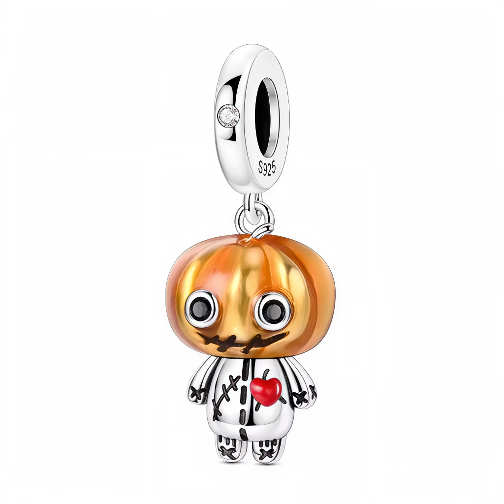 Ajoutez une touche mignonne et espiègle à vos bijoux pour Halloween avec ce charm poupée citrouille ! Ce bijou en argent 925 met en scène un petit personnage avec une grosse tête de citrouille orange nacrée, un corps cousu comme une poupée vaudou et un cœur rouge éclatant en relief. Les finitions émaillées subliment chaque détail, rendant le tout irrésistible. Un accessoire parfait pour personnaliser vos bracelets avec humour et originalité, et séduire tous les passionnés d’Halloween ou de créations décalée
