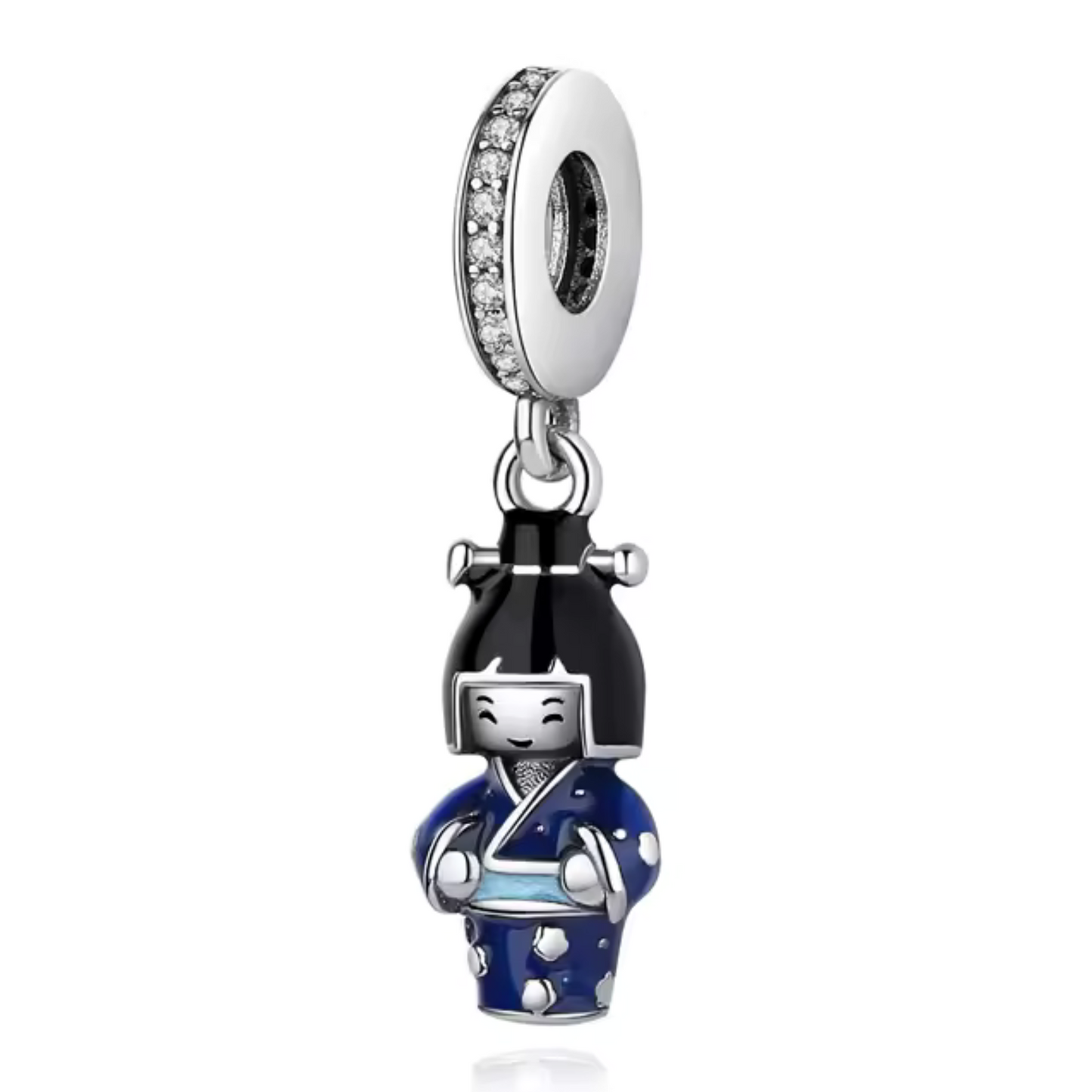 Apportez une touche d'élégance et de culture asiatique à votre collection avec ce magnifique charm représentant une poupée japonaise en kimono bleu. Réalisé en argent sterling S925, ce charm capture la beauté et la délicatesse de la tradition japonaise, avec des détails soignés sur le kimono et la coiffure. Un bijou parfait pour célébrer le Nouvel An chinois ou pour tous les amoureux de l'art et de la culture asiatique. Compatible avec les bracelets Pandora, ce charm unique saura sublimer vos tenues.