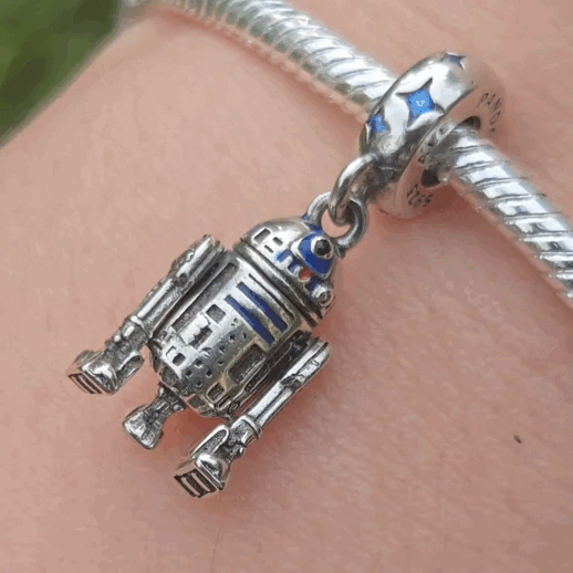 Ajoutez une touche d'aventure galactique à votre collection avec ce charm représentant R2-D2, le droïde astromécano emblématique de Star Wars. Conçu en argent sterling S925, ce charm capture avec précision les détails distinctifs et le design emblématique de R2-D2.