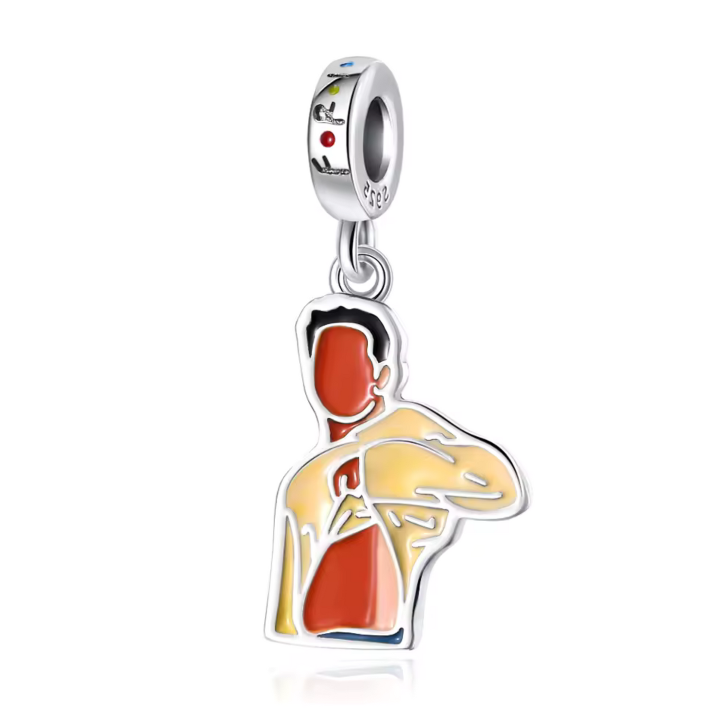 Revivez le moment hilarant de Ross Geller dans Friends avec ce charm inspiré de son autobronzant désastreux. Ce bijou capture l’esprit maladroit et comique de Ross, parfait pour les fans de la série qui veulent ajouter une touche de rire à leur collection.
