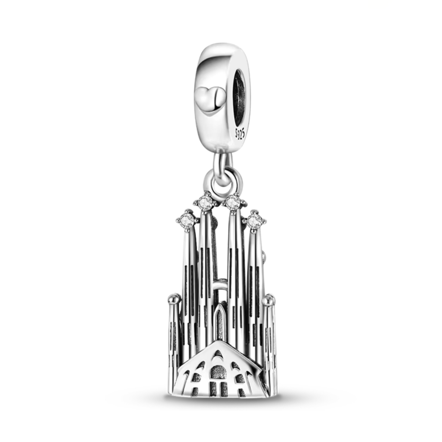Capturez l'essence de l'architecture emblématique avec ce Charm - Sagrada Familia, en argent sterling S925. Représentant la célèbre basilique de Barcelone, conçue par le visionnaire Antoni Gaudí, ce charm est un hommage à la beauté artistique et au génie architectural. Parfait pour les amateurs de voyage et d'histoire, ce charm apporte une touche culturelle et élégante à votre collection.