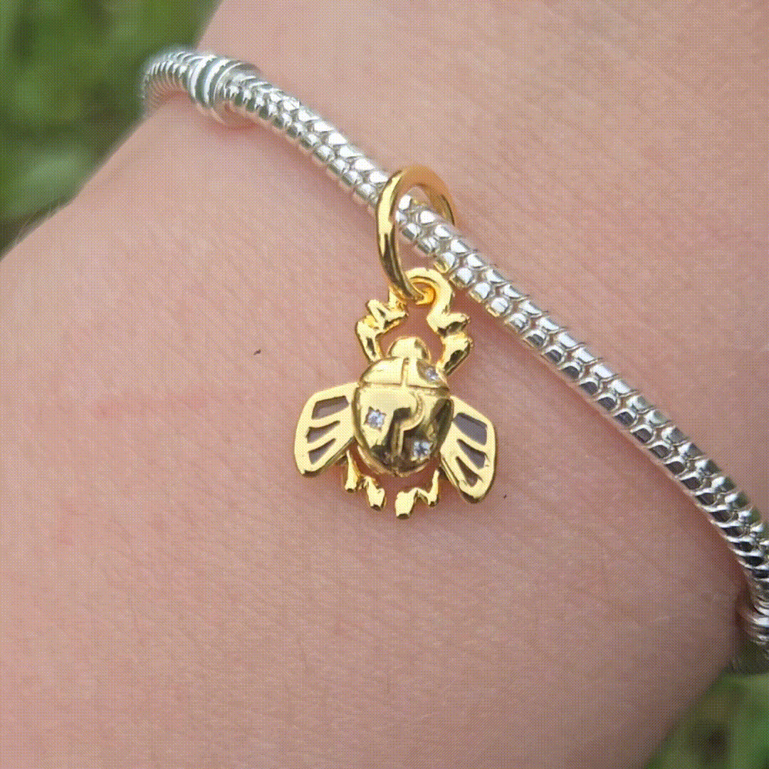 Ajoutez une touche mystique et élégante à votre bracelet avec ce charm Scarabée Doré. Ce bijou en argent 925, accentué de détails dorés, évoque la force et la renaissance, inspiré des symboles égyptiens.