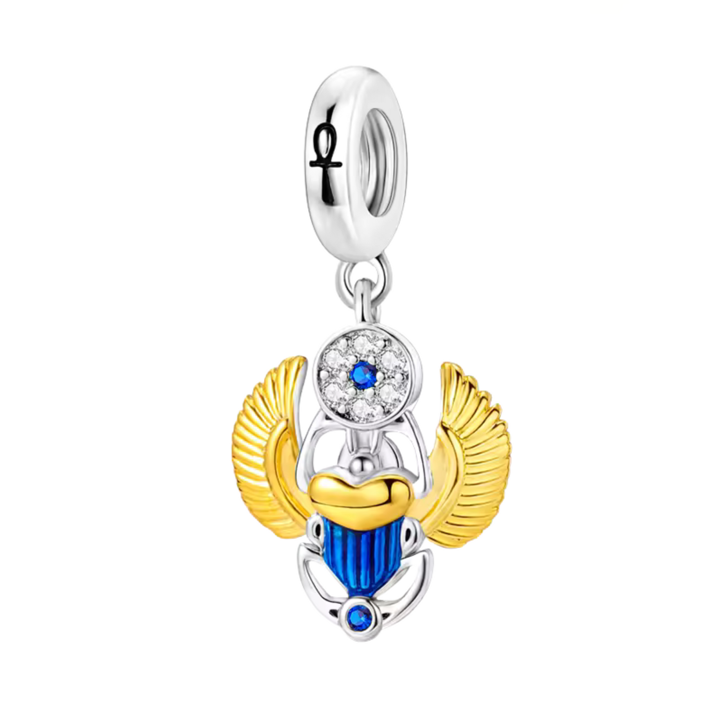 Apportez une touche mystique et historique à votre collection avec ce charm représentant un scarabée égyptien. Symbole de renaissance et de protection dans l’Égypte antique, ce bijou en argent 925 célèbre l’élégance et le mystère des anciennes civilisations. Parfait pour les amateurs d’histoire, de mythologie ou de bijoux au design unique, ce charm est un hommage intemporel à l’art et à la culture égyptienne.