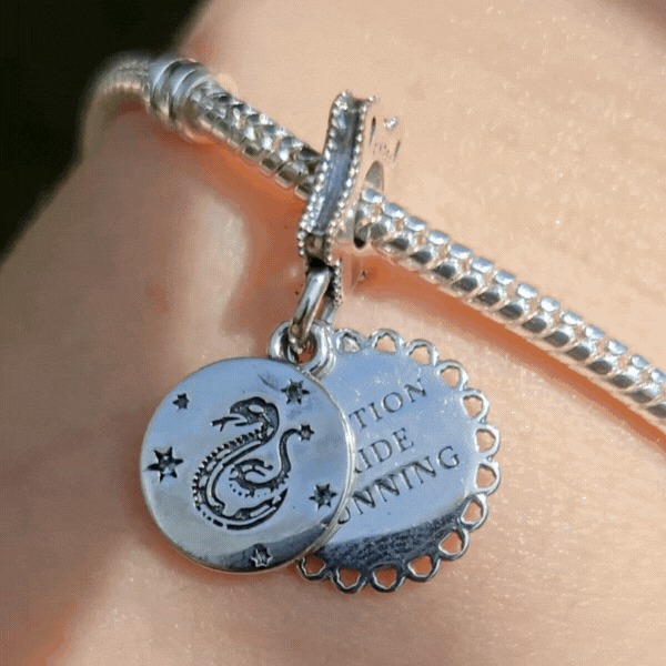 Affichez votre fierté pour la maison Serpentard avec ce charm pendentif exquis inspiré de l'univers de Harry Potter. Fabriqué en argent sterling 925, ce charm est une célébration élégante de Serpentard, mettant en avant l'emblématique serpent de la maison. Conçu avec des détails soignés et une finition brillante, il est parfait pour les amateurs de magie qui souhaitent ajouter une touche de sagesse et de raffinement à leur collection de bijoux.