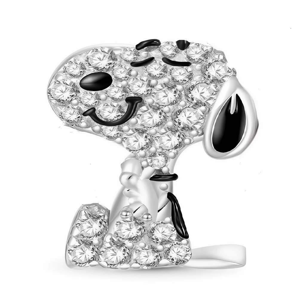 Snoopy affiche son plus grand sourire dans ce charm pendentif en argent 925 orné de strass étincelants. Représenté assis et rayonnant de bonheur, il apporte une touche de gaieté et d’élégance à votre collection. Une pièce scintillante qui combine l’humour espiègle de Snoopy et un design raffiné, parfait pour les fans qui aiment allier fantaisie et brillance.