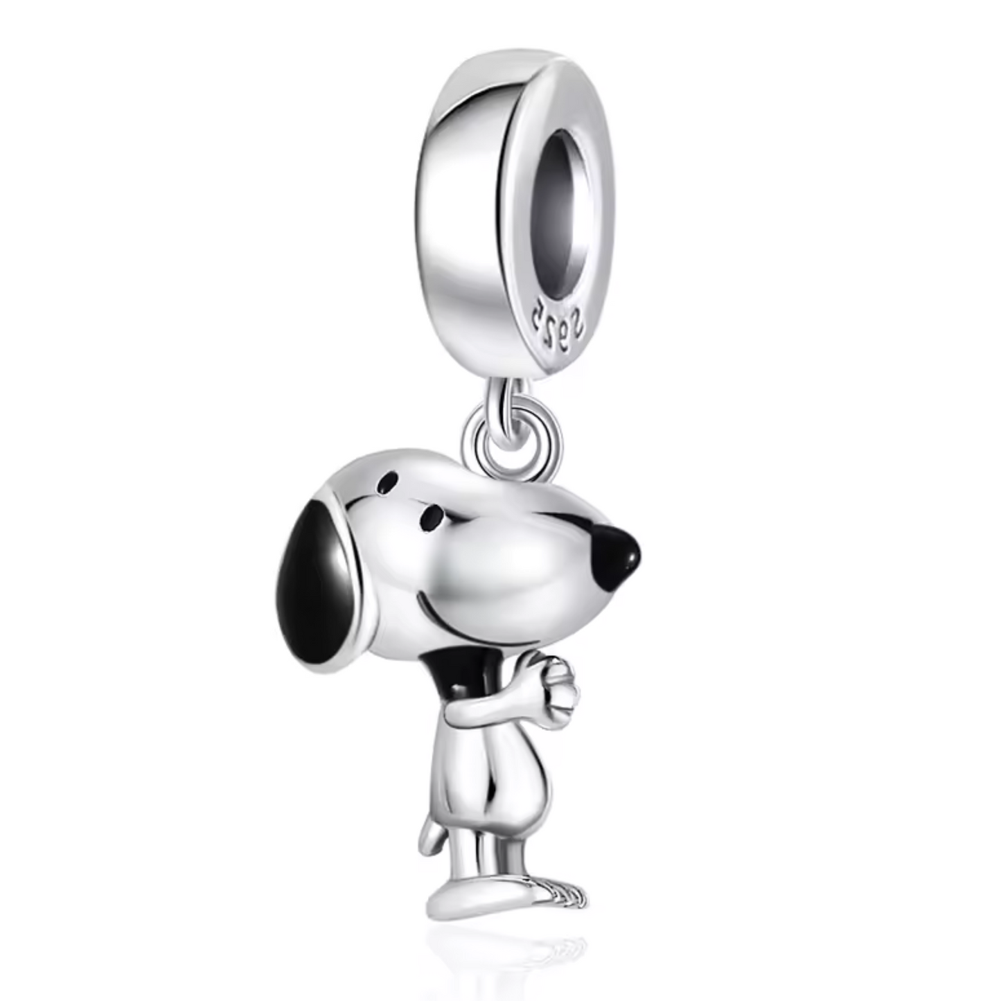 Snoopy déborde de bonheur dans ce charm pendentif en argent 925 le représentant debout, les mains jointes dans un geste adorable. Avec son air espiègle et sa posture pleine de vie, ce bijou capture toute la bonne humeur et l’énergie positive du célèbre beagle. Une pièce lumineuse et expressive pour enrichir votre collection d’un symbole de joie et de tendresse.