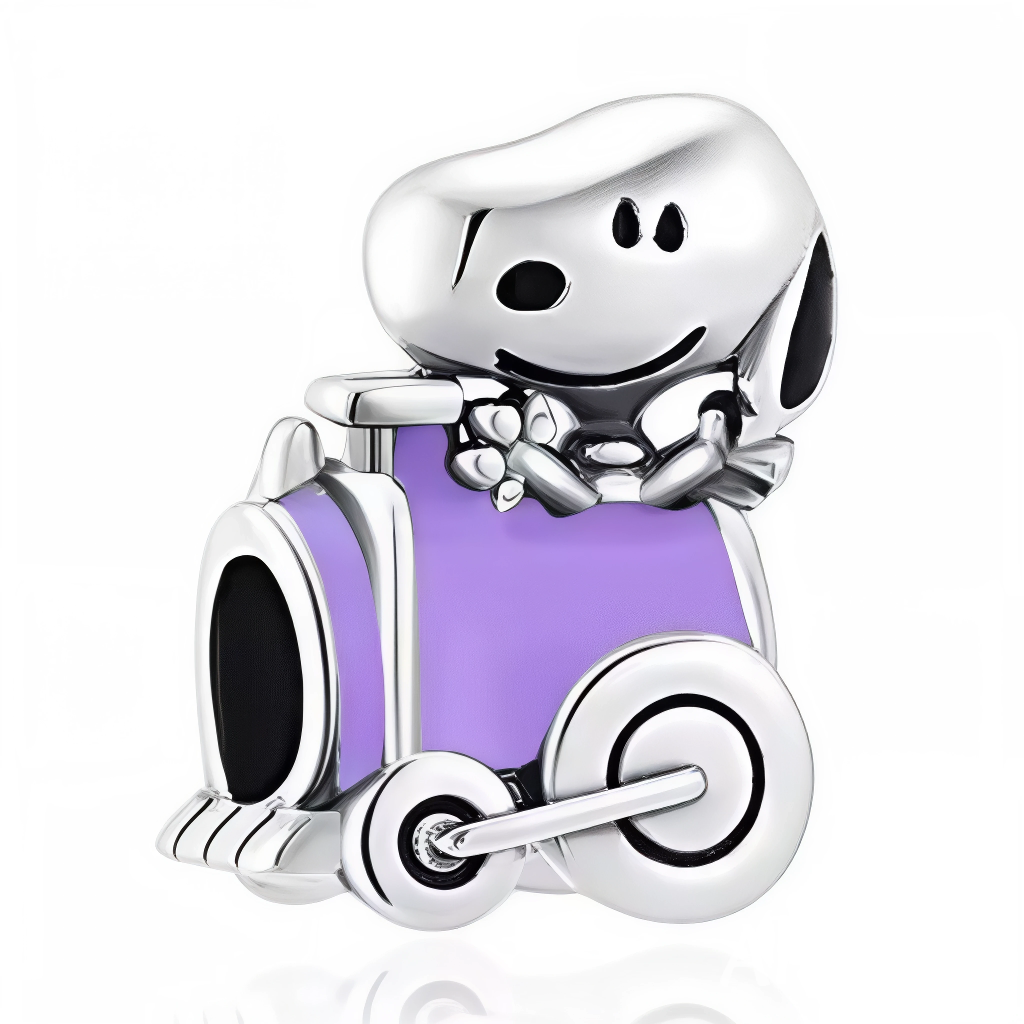Embarquez pour un voyage plein de fantaisie avec Snoopy dans ce charm pendentif en argent 925. Confortablement installé dans un petit train violet, Snoopy affiche sa bonne humeur légendaire et son goût pour l’aventure. Une pièce originale et colorée, parfaite pour apporter une touche de gaieté et d’originalité à votre collection de charms.