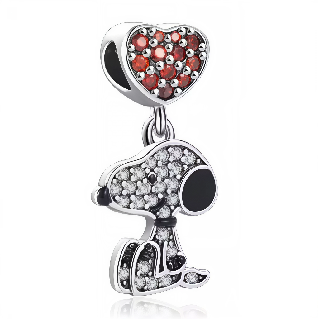 Succombez au charme de ce charm pendentif en argent 925 mettant en scène Snoopy accompagné d’un cœur délicatement orné de strass scintillants. Une pièce lumineuse qui mêle tendresse et élégance, parfaite pour les fans de Peanuts qui aiment les bijoux avec une touche de brillance.