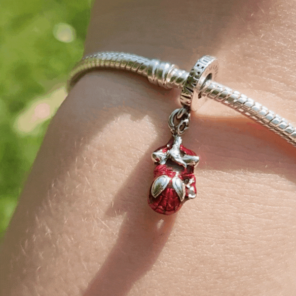 Ajoutez une touche de super-héros à votre collection avec ce charm Spider-Man inspiré de l'univers Marvel. Fabriqué en argent sterling 925, ce charm de haute qualité est compatible avec tous les bracelets Pandora, garantissant une intégration parfaite à votre bijou préféré. Idéal pour les fans de Spider-Man, ce charm représente le légendaire tisseur de toile, ajoutant une note d'aventure et de dynamisme à votre bracelet.