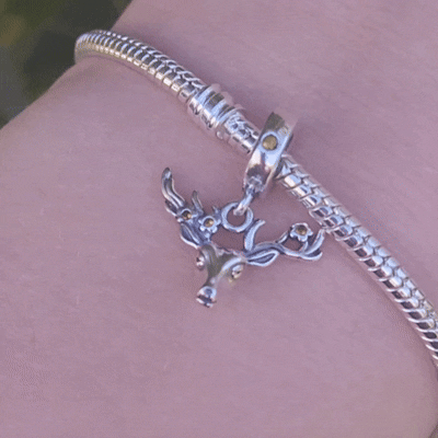 Apportez une touche festive à votre collection avec notre Charm Pendentif Tête de Renne ! Ce charm adorable incarne l'esprit de Noël, parfait pour célébrer la saison des fêtes avec style.