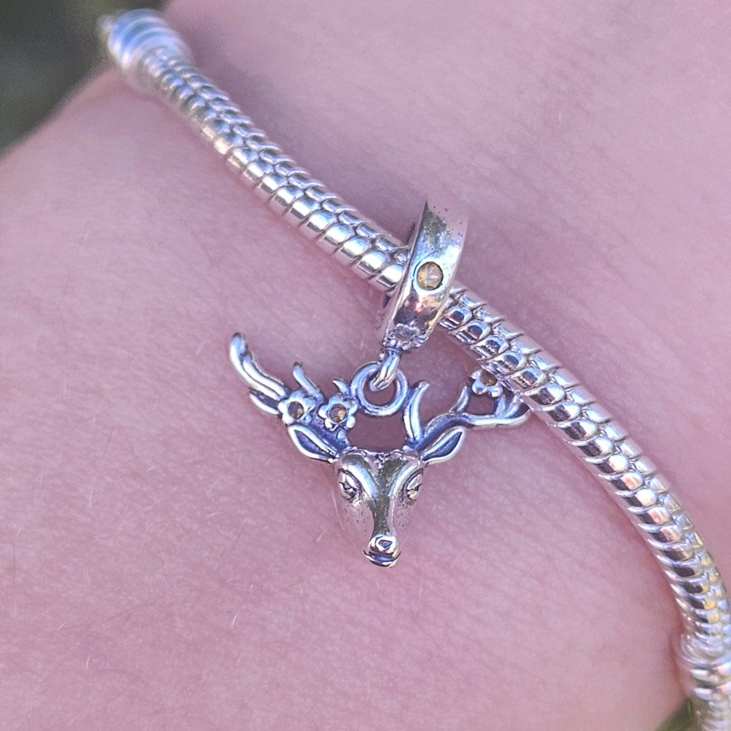 Apportez une touche festive à votre collection avec notre Charm Pendentif Tête de Renne ! Ce charm adorable incarne l'esprit de Noël, parfait pour célébrer la saison des fêtes avec style.