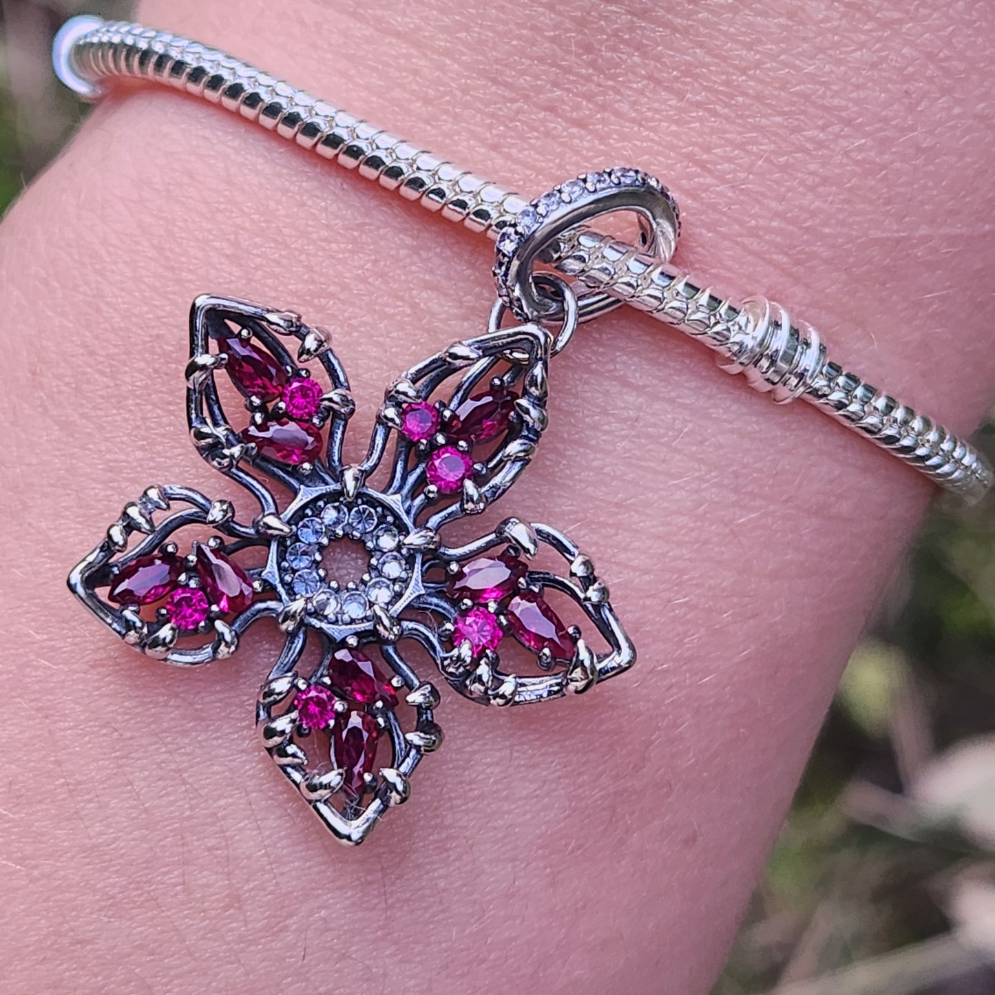 Ajoutez une touche d'horreur et d'aventure à votre collection avec ce charm Tête de Démogorgon inspiré de Stranger Things. Fabriqué en métal noirci et finement détaillé, ce charm représente la redoutable tête de ce monstre emblématique, capturant les traits distinctifs de son apparence terrifiante. Les textures et les détails soigneusement sculptés évoquent l'intensité et le mystère de l'Upside Down, parfait pour les fans qui souhaitent afficher leur passion pour cette série culte des années 80. Compatible