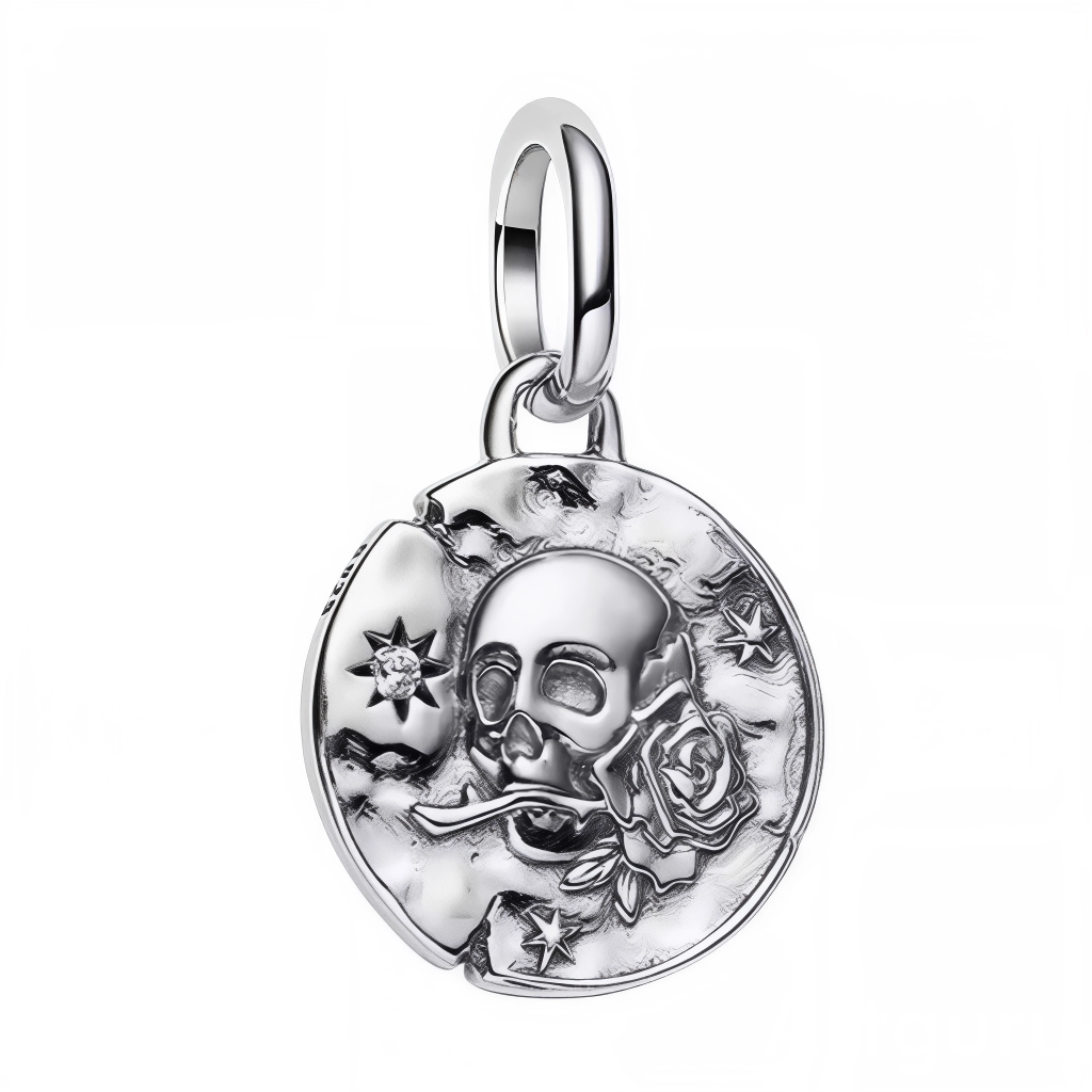 Ce charm pendentif en argent 925 présente une tête de mort tenue par une rose, entourée d’étoiles et d’un croissant de lune sur un médaillon texturé, pour un style talisman gothique et raffiné. Inspiré du memento mori, il rappelle la beauté éphémère de la vie et invite à vivre pleinement, tandis que la rose symbolise l’amour et la passion, et la lune les cycles et l’intuition. Compatible avec les bracelets à charms de style Pandora et élégant porté en collier, il s’ajoute aisément à une collection