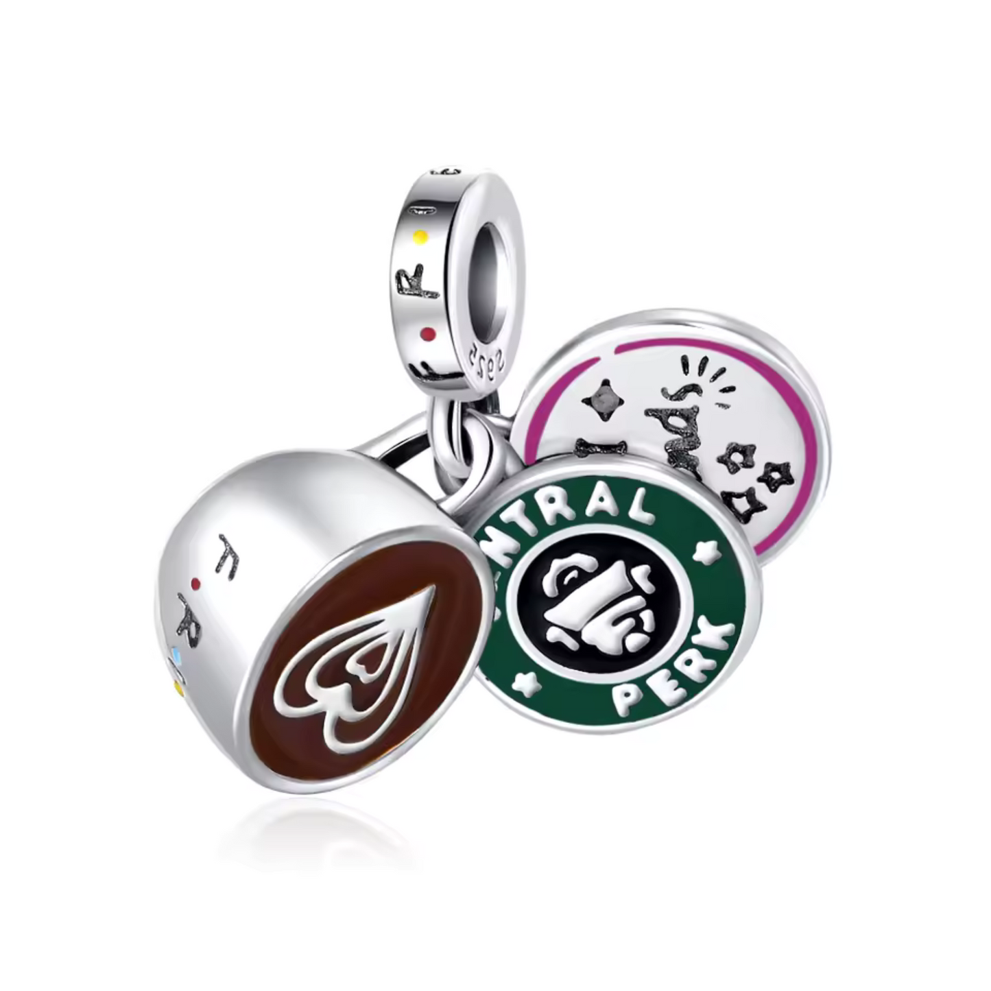 Célébrez les moments chaleureux de Friends avec ce charm en forme de tasse à café inspirée de Central Perk. Ce bijou évoque les souvenirs des discussions entre amis dans le café emblématique, parfait pour les fans qui chérissent l’amitié et les instants partagés.