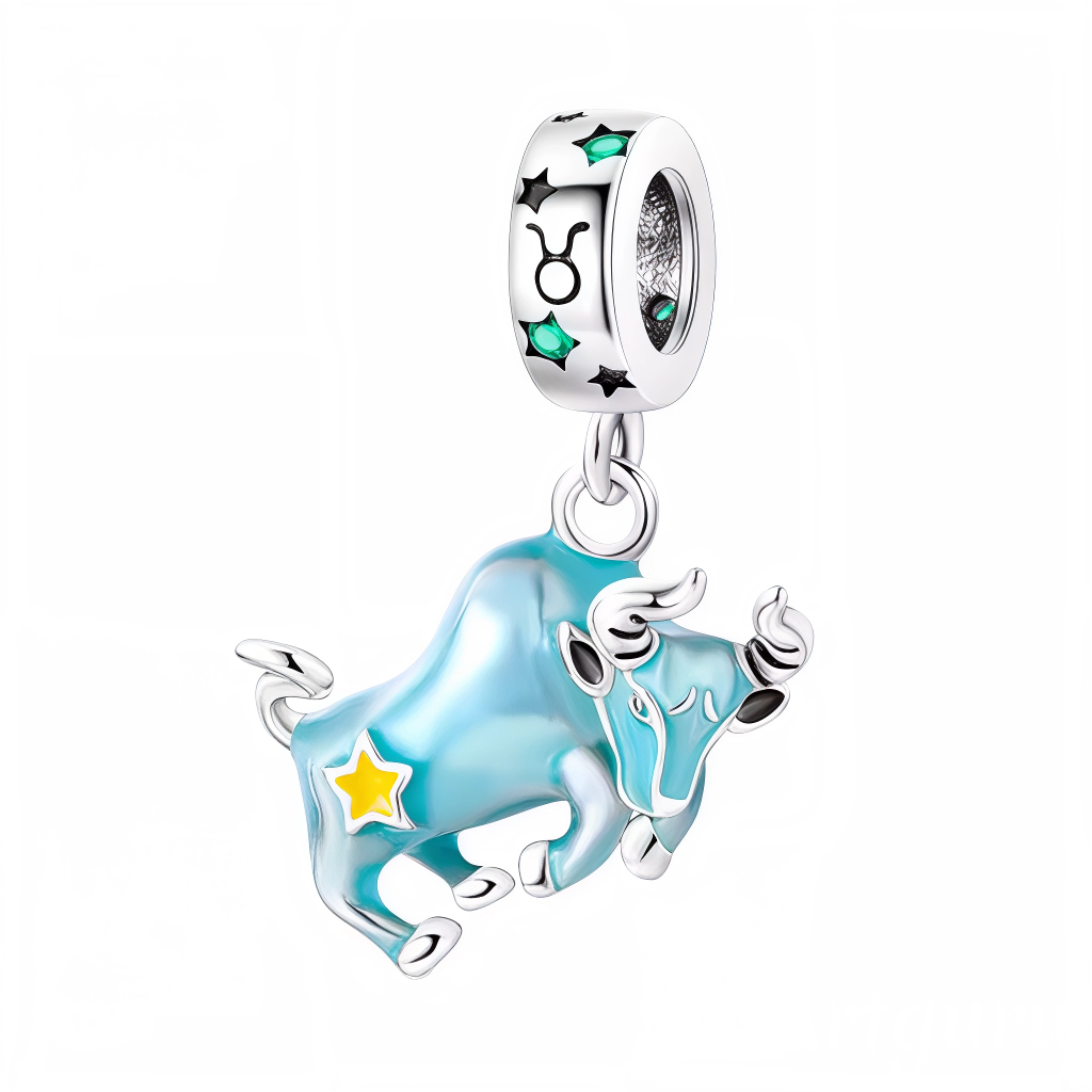 Affirmez votre force et votre détermination avec ce charm pendentif en argent 925, représentant un taureau majestueux en plein mouvement. Sa teinte bleu azur, ornée d’une étoile dorée et de détails lumineux glow in the dark, symbolise la puissance tranquille et la stabilité propres à ce signe de terre. Parfait pour exprimer votre personnalité ou offrir un bijou astrologique unique et significatif.