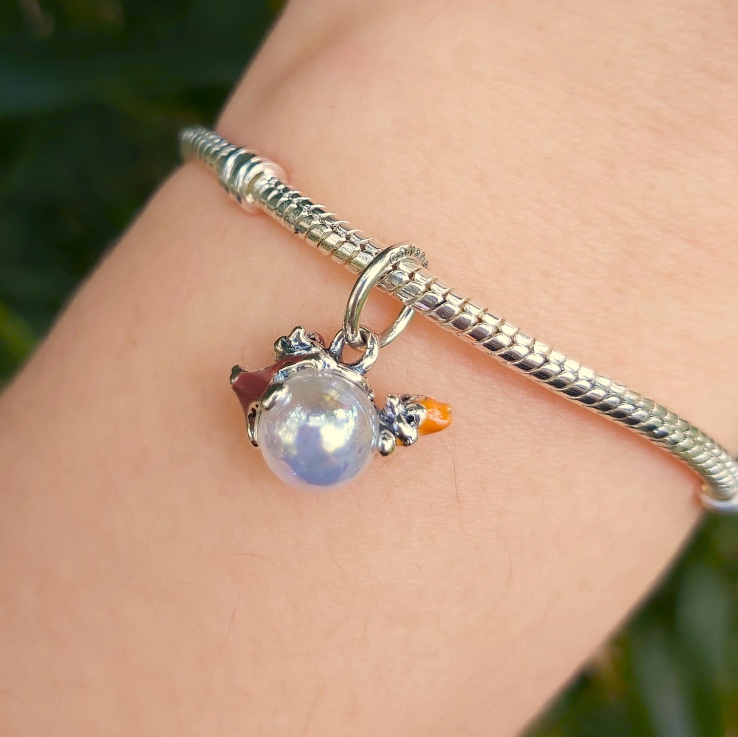 Apportez une touche d'amitié et de malice à votre collection avec ce charm inspiré des célèbres personnages Tic et Tac, les écureuils inséparables de l'univers Disney. Ce charm, magnifiquement réalisé sur une perle en métal argenté, capture l’esprit espiègle et complice des deux personnages. Avec leurs sourires malicieux et leurs expressions pleines de vie, ce charm est parfait pour les fans de Disney et de ces deux compagnons inoubliables.
Le design met en avant les traits distinctifs de Tic et Tac, avec