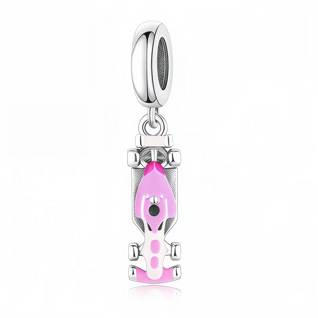 Exprime ta passion pour la course automobile avec ce charm pendentif représentant une voiture de Formule 1 ultra-stylisée en argent 925. Son design précis revisite les lignes dynamiques d’une monoplace, sublimée par de délicates teintes rose et blanc appliquées à la main. Idéal pour personnaliser un bracelet à charms ou un collier, il saura séduire les amateurs de sport et de bijoux originaux. Ce bijou allie à la fois esprit de compétition et élégance, parfait pour célébrer l’univers des circ