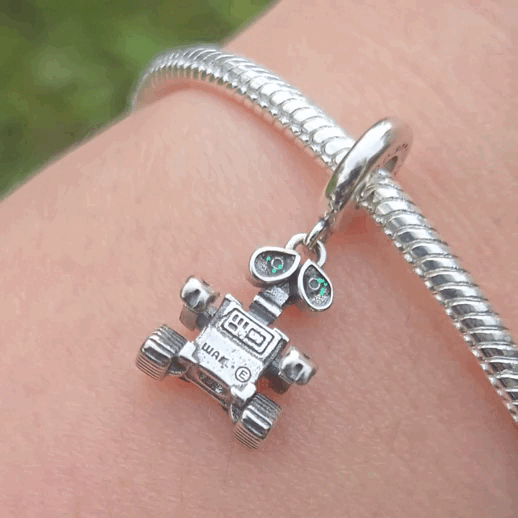 Apportez une touche de magie cinématographique à votre collection avec ce Charm - WALL-E, fabriqué en argent sterling S925. Inspiré par le célèbre personnage du film d’animation de Pixar, ce charm représente WALL-E, le petit robot au grand cœur, qui nous rappelle l'importance de la préservation de notre planète et de l'amour.