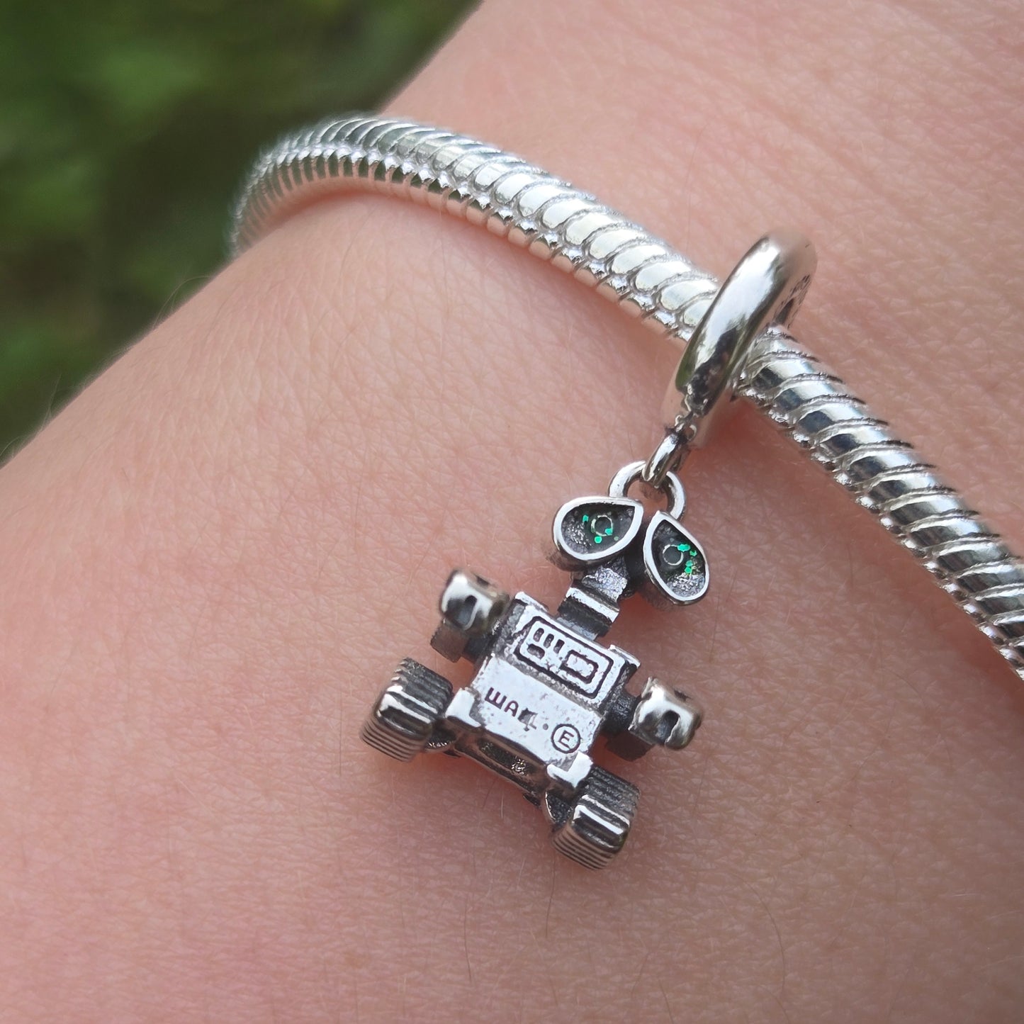 Apportez une touche de magie cinématographique à votre collection avec ce Charm - WALL-E, fabriqué en argent sterling S925. Inspiré par le célèbre personnage du film d’animation de Pixar, ce charm représente WALL-E, le petit robot au grand cœur, qui nous rappelle l'importance de la préservation de notre planète et de l'amour.
