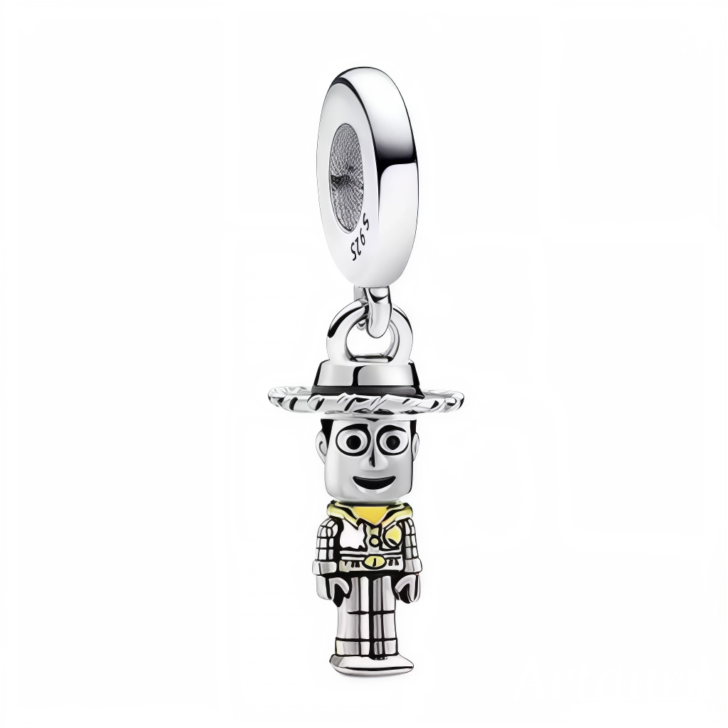 Retrouvez toute la magie de l’univers Pixar avec ce charm pendentif en argent 925 représentant Woody, le shérif emblématique de Toy Story. Finement sculpté dans une finition argentée intégrale, ce bijou met en valeur les détails iconiques du personnage – chapeau de cow-boy, étoile de shérif, bottes, dans un style sobre et élégant. Un charm parfait pour les collectionneurs et les fans de Disney à la recherche d’une pièce discrète mais pleine de personnalité.