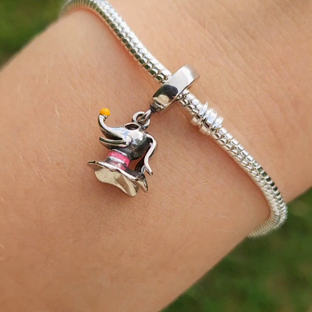Ajoutez une touche fantomatique et adorable à votre collection avec ce charm représentant Zéro, le chien fantôme fidèle de Jack Skellington dans L'Étrange Noël de Monsieur Jack. Conçu en argent sterling S925, ce charm capture parfaitement les détails éthérés et mignons de Zéro, avec son nez lumineux en forme de citrouille.