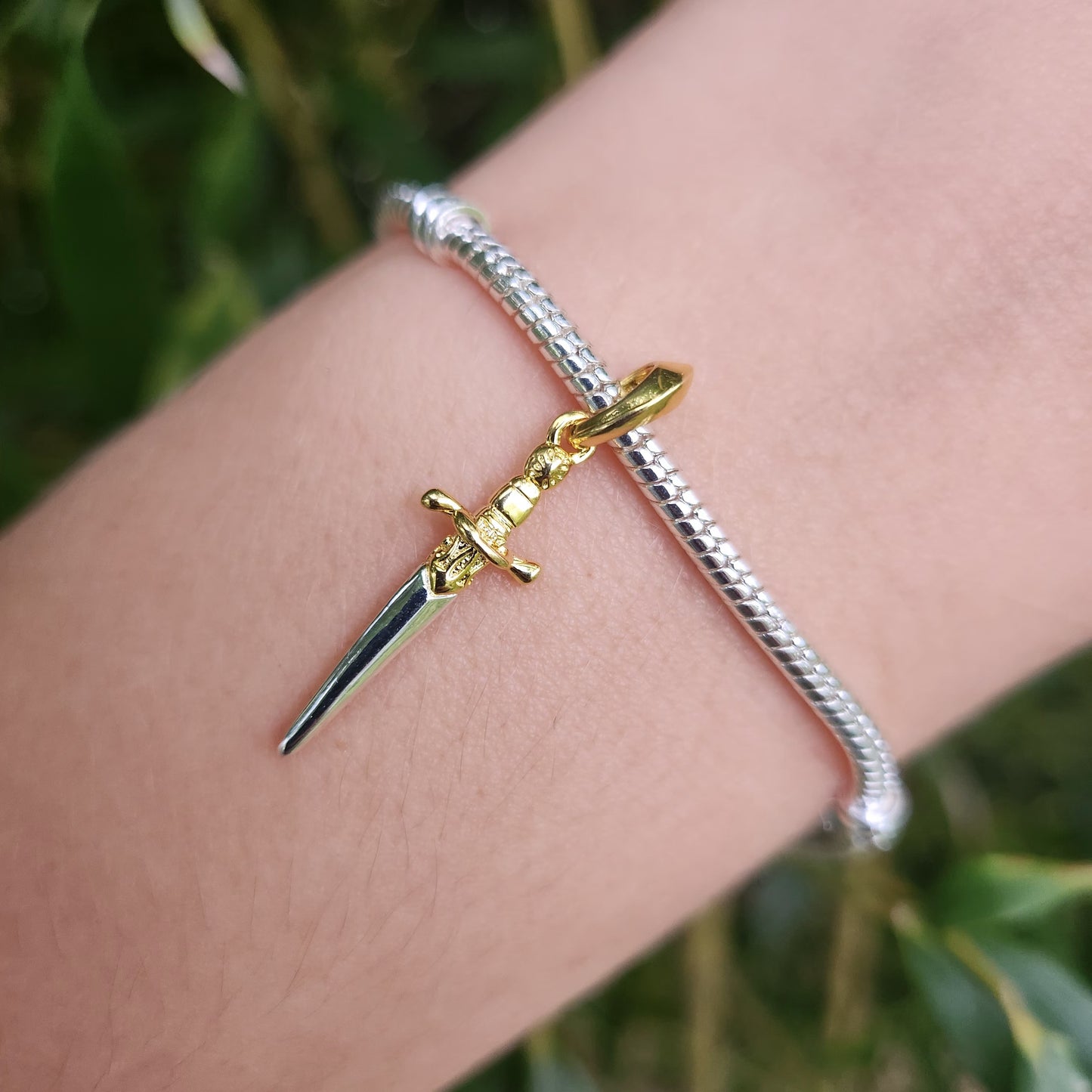 Ajoutez une touche de bravoure et de mystère à votre collection avec ce charm représentant l'épée d'Arya Stark, inspiré par le célèbre personnage de Game of Thrones. Conçu en argent sterling S925, ce charm allie qualité et finesse, capturant parfaitement l'essence de la guerrière intrépide.