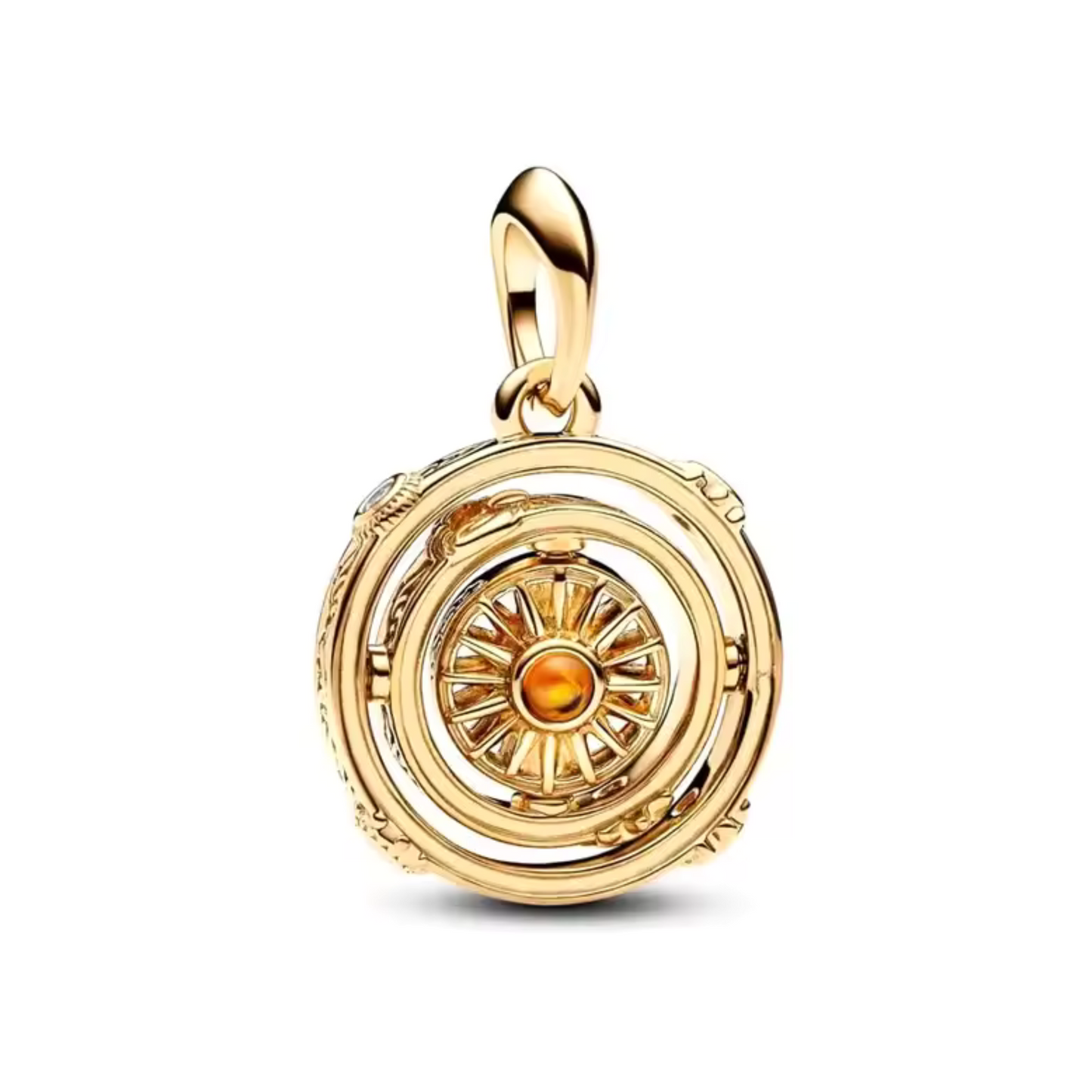 Inspiré de l’iconique astrolabe tournoyant de l’introduction de Game of Thrones, ce charm en argent 925 incarne à la fois la majesté et le mystère de l’univers de Westeros. Son design mobile aux anneaux entrelacés rappelle les mouvements des planètes, des alliances et des maisons nobles.