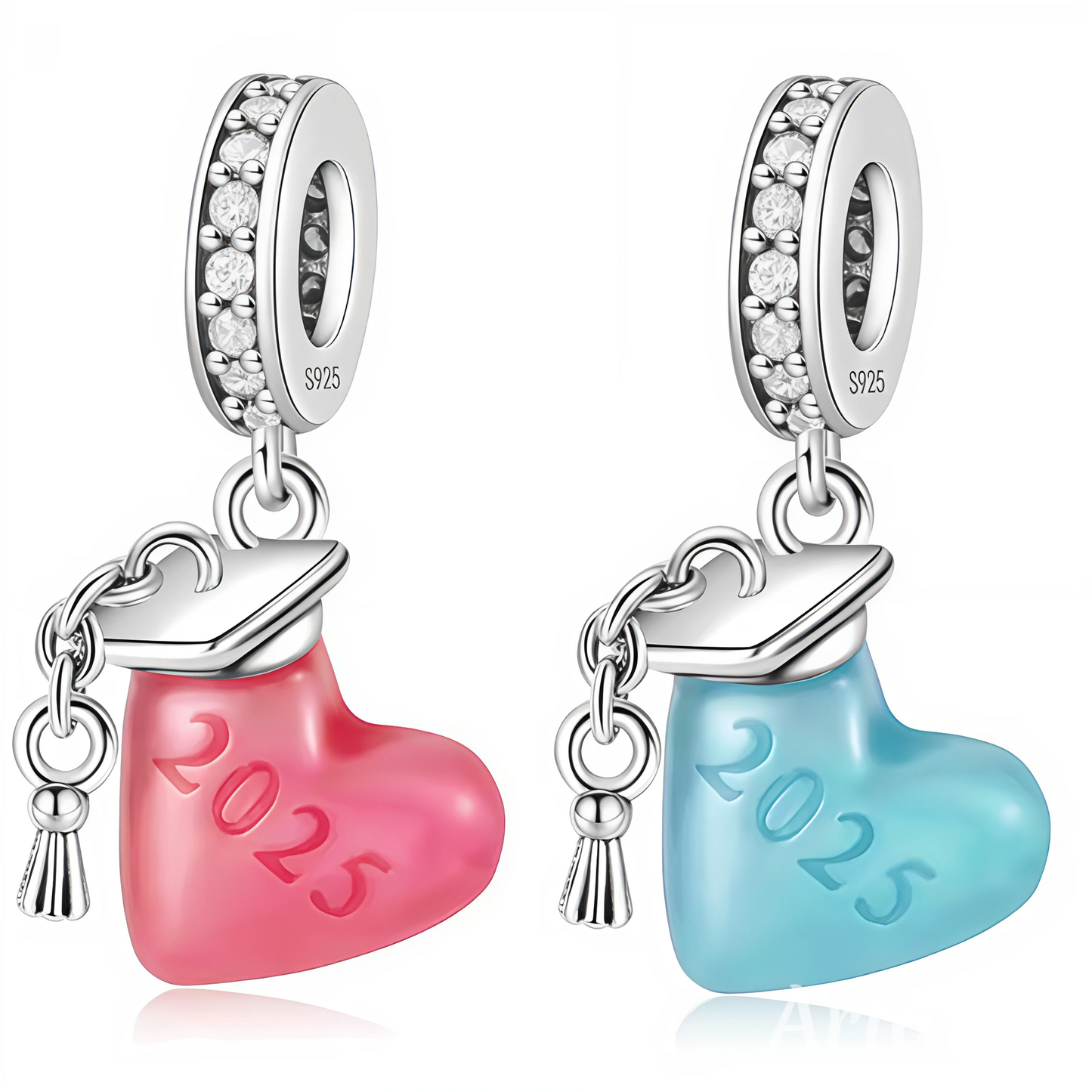 Célébrez une étape inoubliable avec ce charm pendentif en forme de cœur, orné d’un chapeau de diplômé et de l’inscription "2025". Disponible en deux versions – rose ou bleu – il symbolise la réussite, la fierté et les nouveaux départs. En argent 925, ce bijou commémoratif est le cadeau parfait pour marquer une fin de parcours et un nouveau commencement.