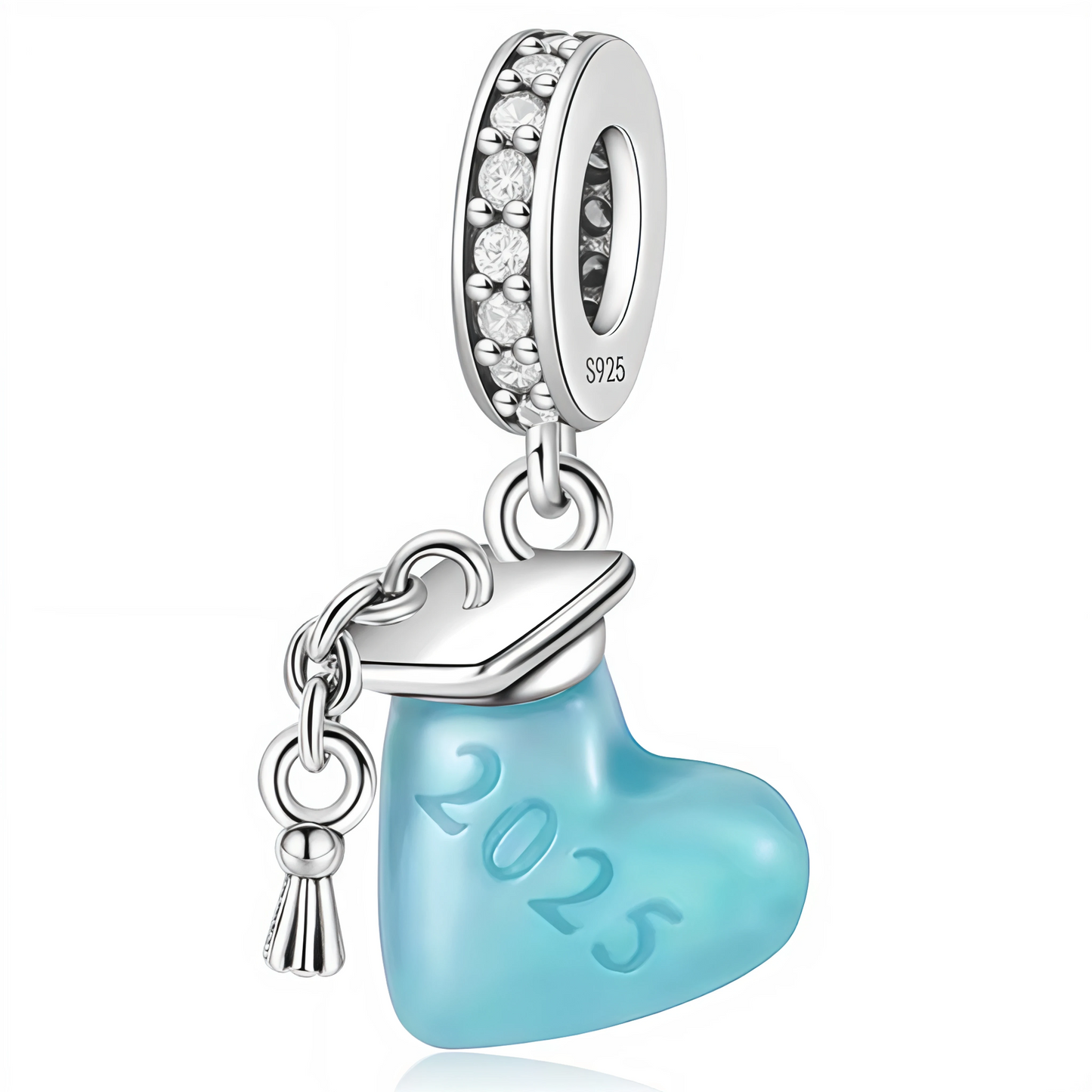 Célébrez une étape inoubliable avec ce charm pendentif en forme de cœur, orné d’un chapeau de diplômé et de l’inscription "2025". Disponible en deux versions – rose ou bleu – il symbolise la réussite, la fierté et les nouveaux départs. En argent 925, ce bijou commémoratif est le cadeau parfait pour marquer une fin de parcours et un nouveau commencement.