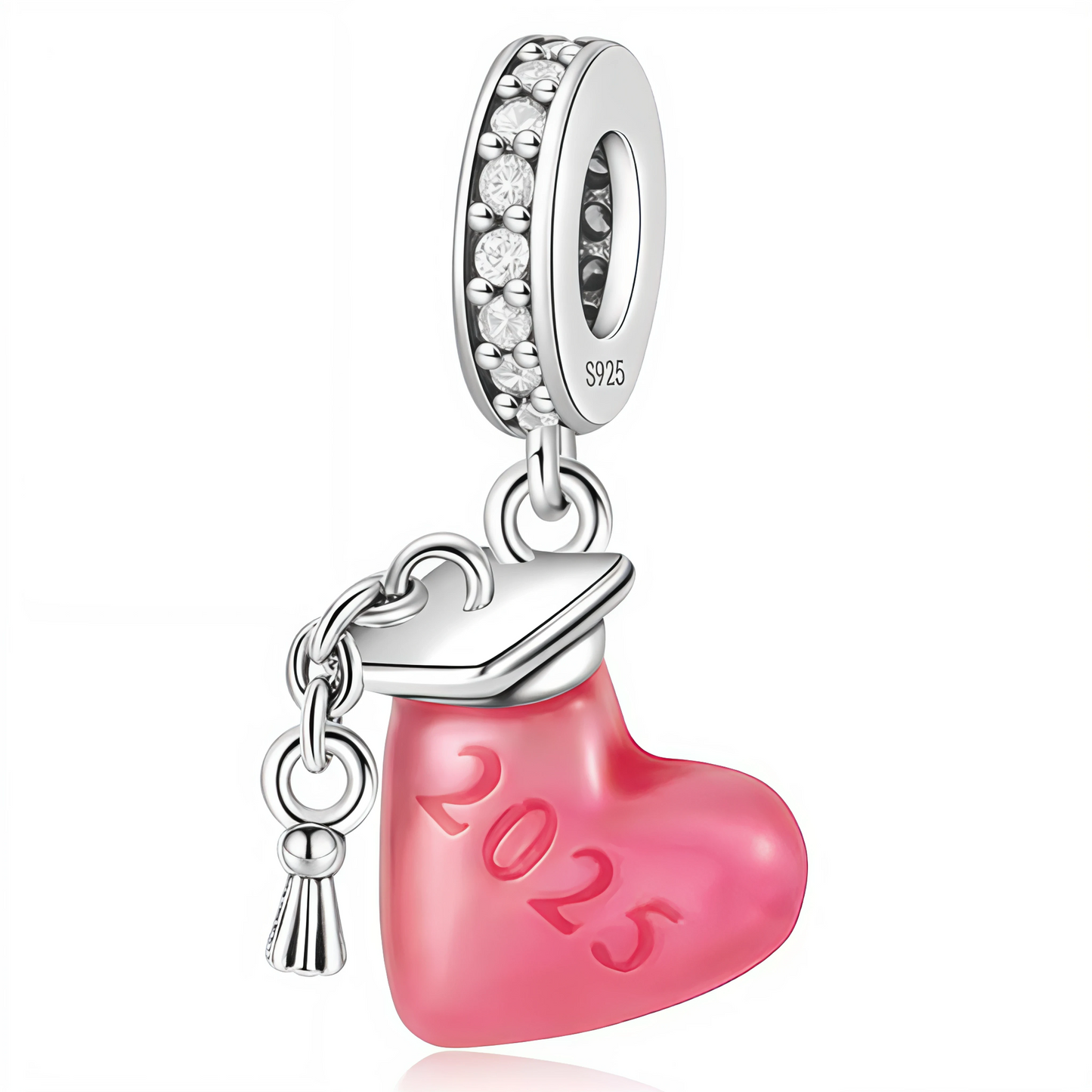 Célébrez une étape inoubliable avec ce charm pendentif en forme de cœur, orné d’un chapeau de diplômé et de l’inscription "2025". Disponible en deux versions – rose ou bleu – il symbolise la réussite, la fierté et les nouveaux départs. En argent 925, ce bijou commémoratif est le cadeau parfait pour marquer une fin de parcours et un nouveau commencement.