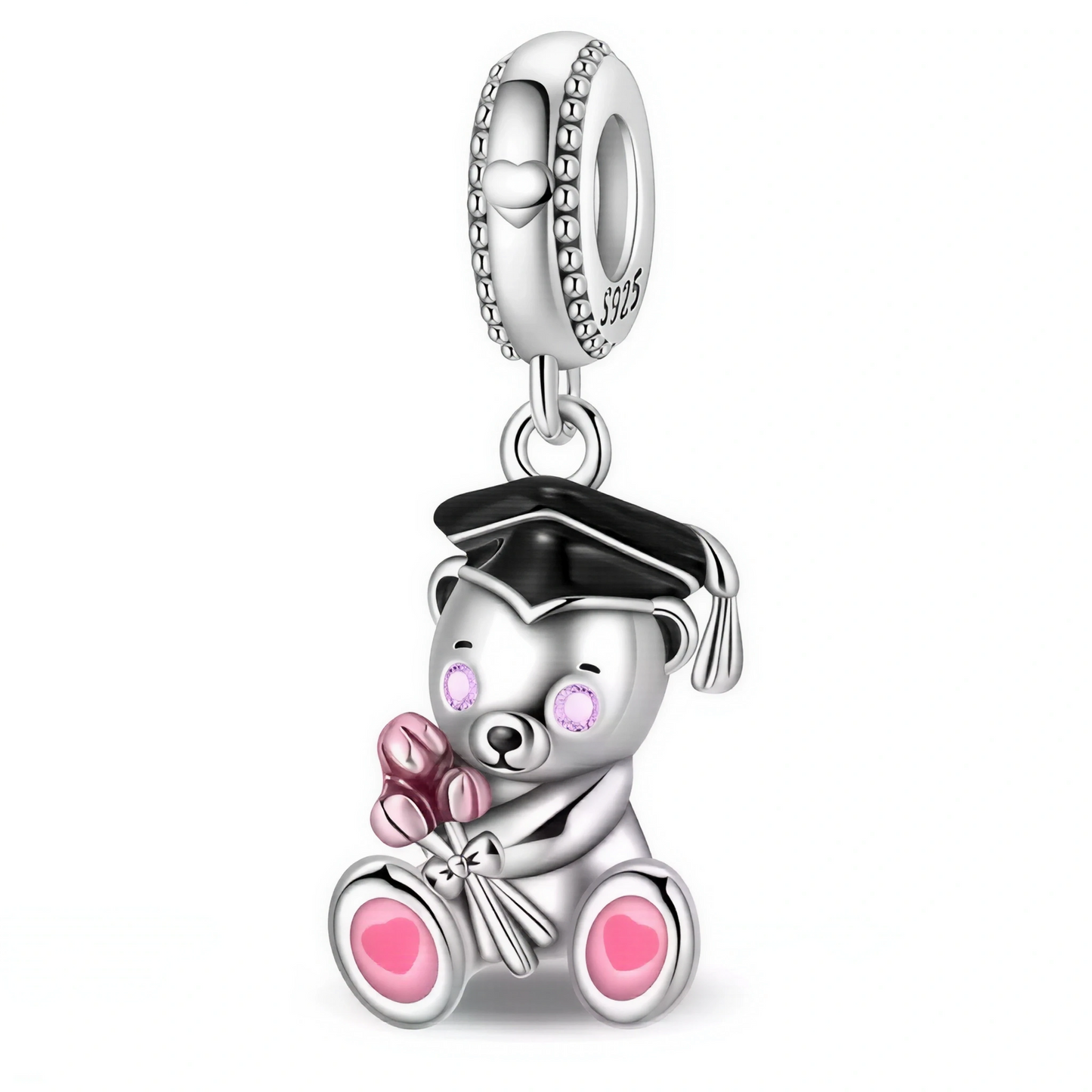 Adorable et plein de tendresse, ce charm non pendentif en argent 925 représente un nounours coiffé d’un chapeau de diplômé, tenant un bouquet de fleurs. Un bijou plein de douceur et de symboles, parfait pour célébrer une réussite avec chaleur et affection.