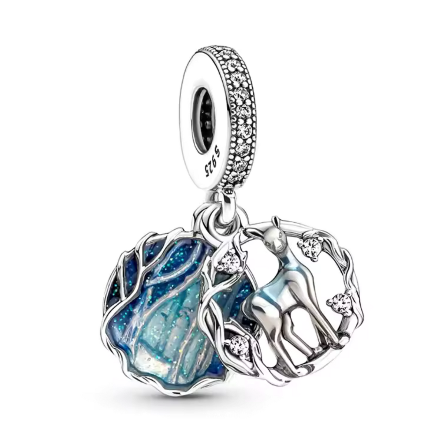 Illuminez votre collection avec ce charm pendentif Patronus en argent sterling 925. Capturant l'essence magique du sortilège du Patronus, ce pendentif représente un Patronus élégant, symbole de protection et de lumière contre les forces des ténèbres. Ce charm est un ajout parfait pour tout bracelet ou collier, compatible avec les créations Pandora. Exprimez votre amour pour la magie et la bravoure avec ce charm emblématique.