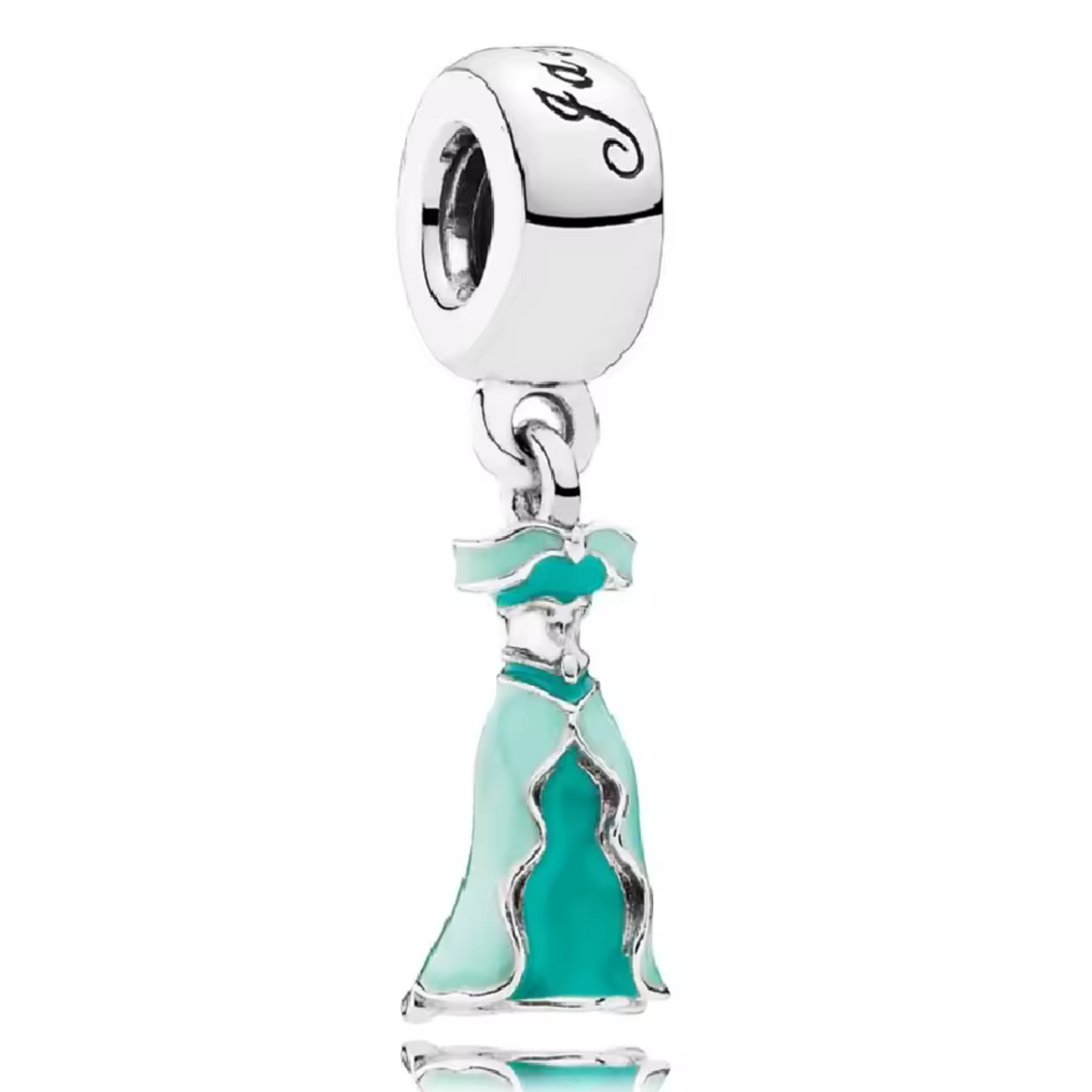 Ajoutez une touche d’aventure et de mystère à votre collection avec ce charm pendentif en argent 925 représentant la robe iconique de Jasmine, la princesse de Aladdin. Ce bijou délicat capture l’élégance et la personnalité forte de Jasmine grâce à ses détails raffinés et ses couleurs vibrantes.
Caractéristiques :
Matière : Argent 925 finition brillante et résistante
Design : Robe de Jasmine avec finitions précises et touches d’émail turquoise et doré
Coloris : Argent poli avec nuances colorées fidèles à l