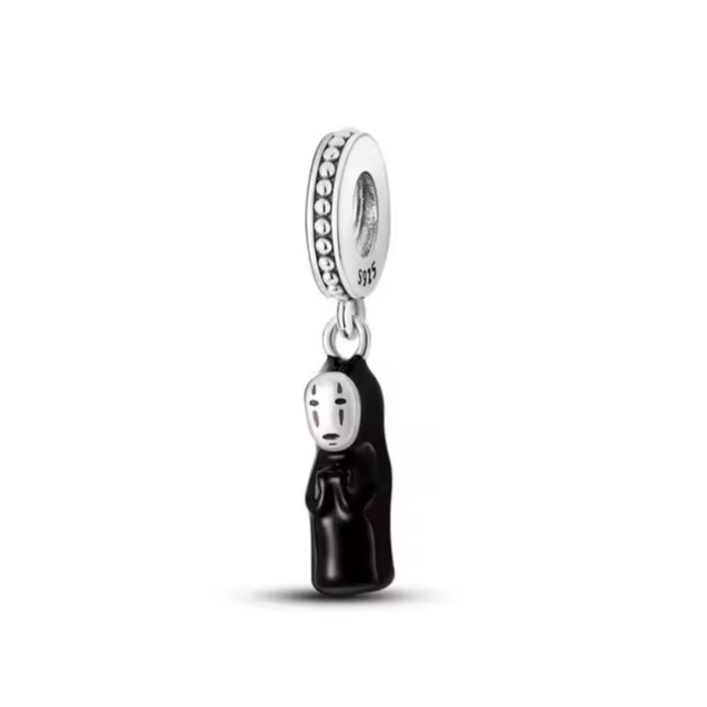 Invitez la magie du Voyage de Chihiro dans votre collection avec ce charm Sans Visage. En argent 925, il reflète le mystère et l’élégance de cet énigmatique personnage du chef-d’œuvre de Miyazaki.