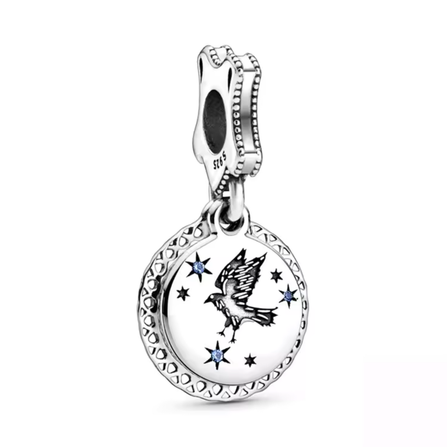 Affichez votre fierté pour la maison Serdaigle avec ce charm pendentif exquis inspiré de l'univers de Harry Potter. Fabriqué en argent sterling 925, ce charm est une célébration élégante de Serdaigle, mettant en avant l'emblématique aigle de la maison. Conçu avec des détails soignés et une finition brillante, il est parfait pour les amateurs de magie qui souhaitent ajouter une touche de sagesse et de raffinement à leur collection de bijoux.