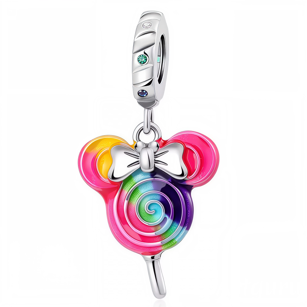 Ajoutez une touche gourmande et adorable à votre collection avec ce charm pendentif en Argent 925 (S925), représentant une sucette en forme de tête de Minnie. Un bijou ludique et coloré parfait pour sublimer vos bracelets ou colliers avec une touche de fantaisie Disney.
Caractéristiques
– Matière : Argent 925 (S925).
– Design : Sucette en forme de tête de Minnie détaillée.
– Coloris : Argenté brillant avec touches colorées.
– Compatibilité : Convient aux bracelets à charms type Pandora et colliers.
– Style