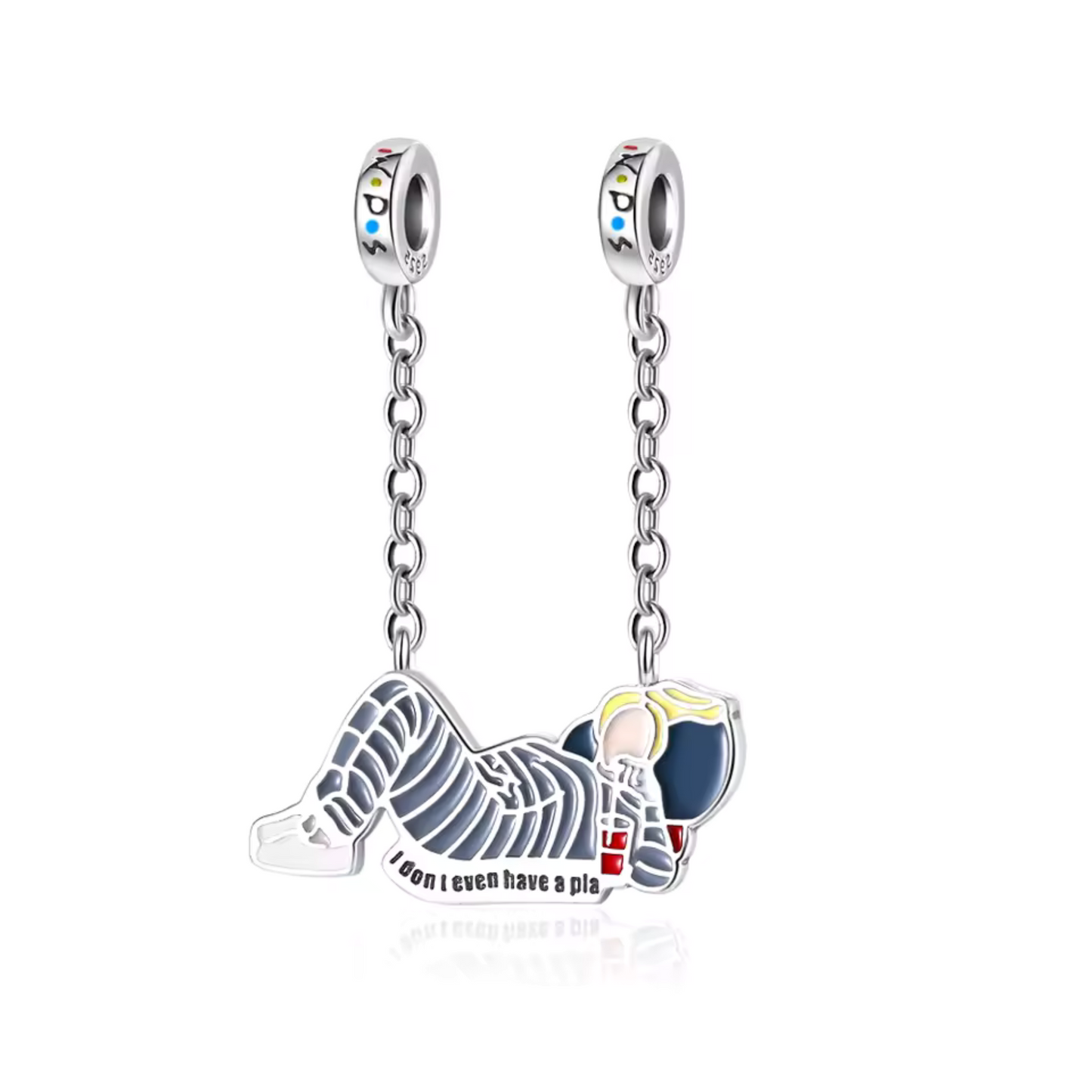 Protégez votre bracelet tout en célébrant la générosité de Phoebe Buffay dans Friends avec cette chaîne de sécurité. Ce bijou, représentant Phoebe allongée et enceinte, évoque son amour altruiste en portant les triplés de son frère, parfait pour les fans qui admirent son grand cœur.